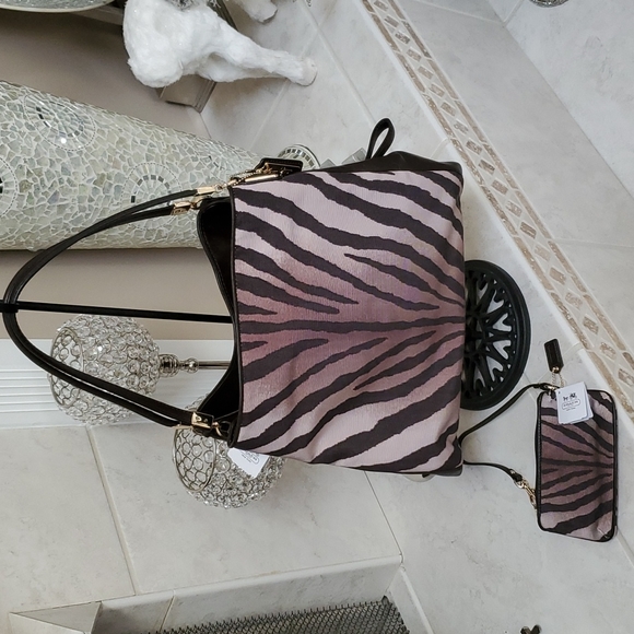 👛🛍 COACH Brown Zebra Handbag & Wristlet Wallet - Picture 6 of 17